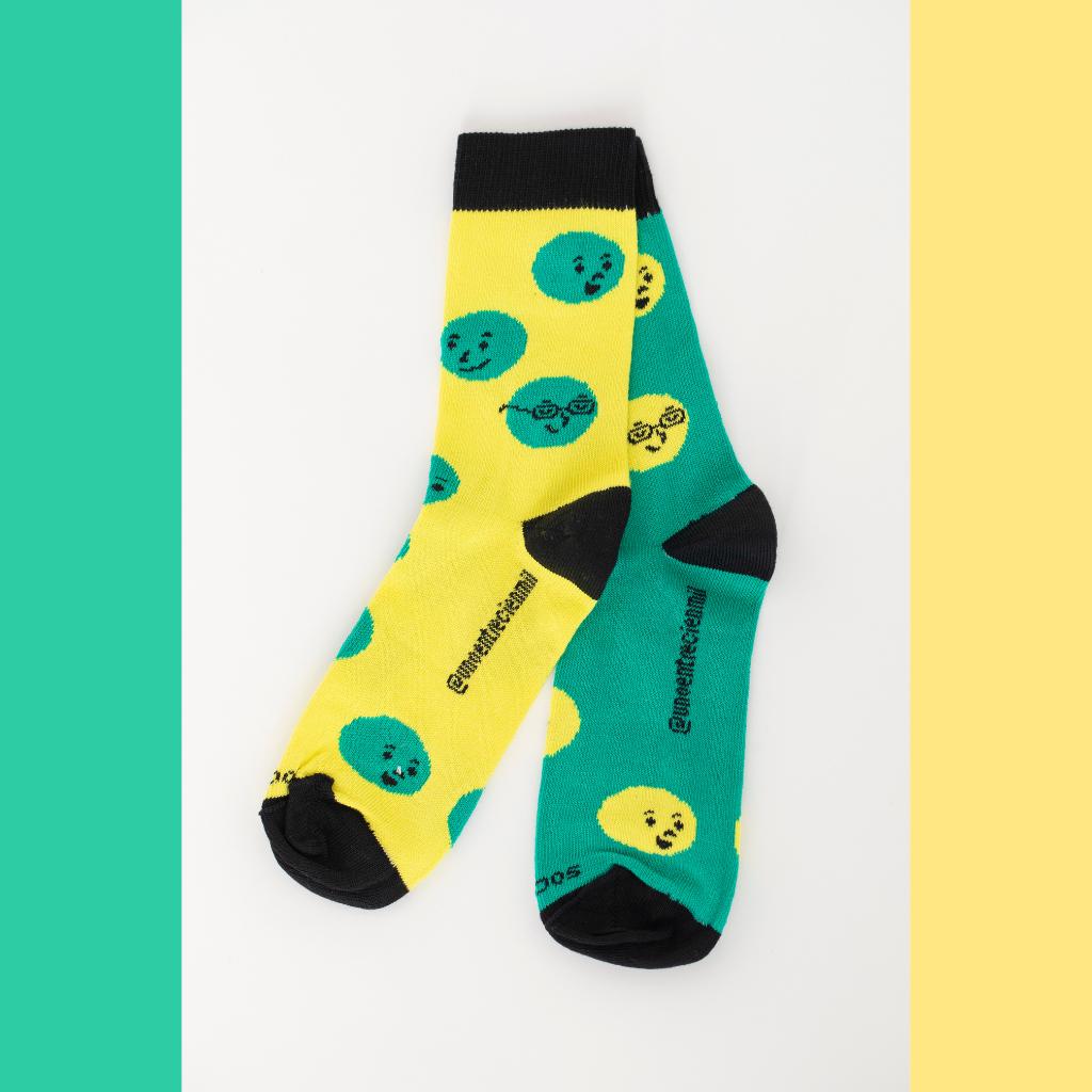 Calcetines infantiles desparejados verde-amarillo